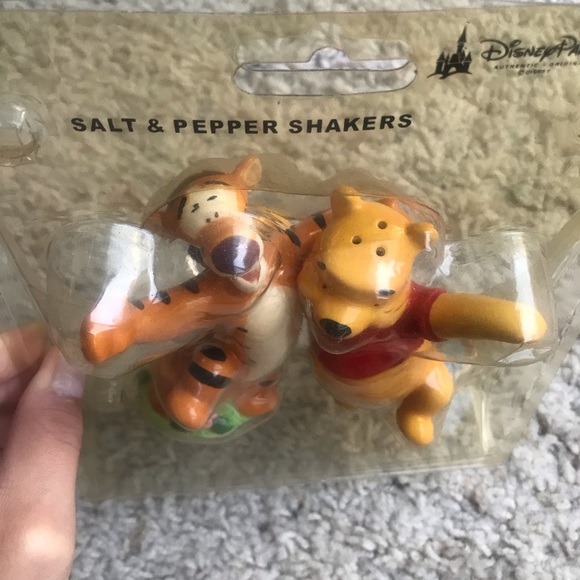 Brand New Rare Disney Best Friends Tigger and Pooh Salt Pepper Shakers - Picture 3 of 5